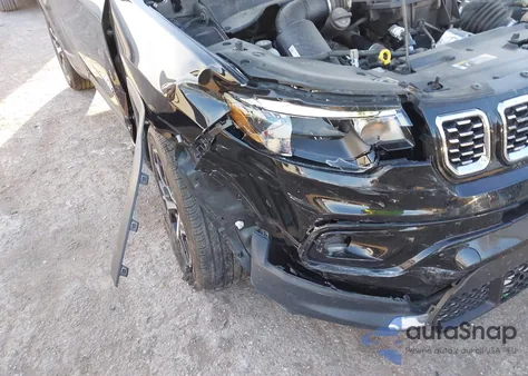 2025 Jeep Compass Limited 4X4 z USA, uszkodzony, nr VIN 3C4NJDCNXST579649